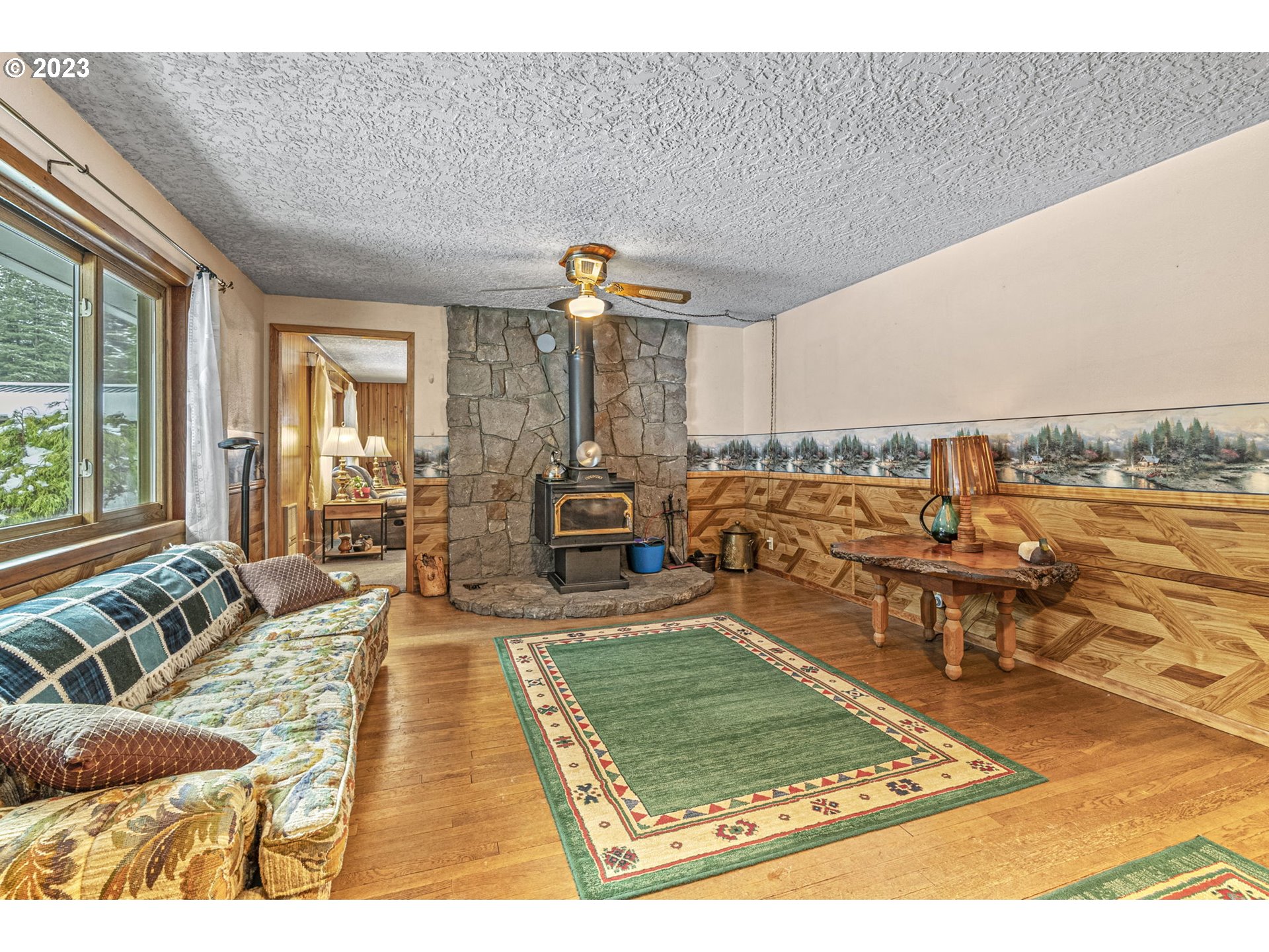71 Stevens Road Washougal, WA 98671 - Photo 7 of 32 a living room with couch and a dining table