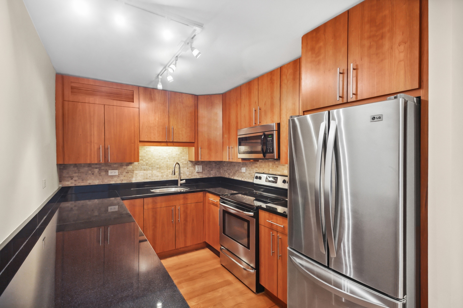 3033 North Sheridan Road, Unit 603 Chicago, IL 60657 - Photo 6 of 17 Gallery Image 6