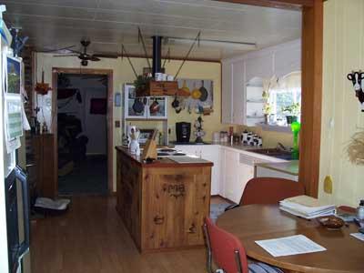 610 Blaine Road Granger, WA 98932 - Photo 4 of 9 a room with musical instruments