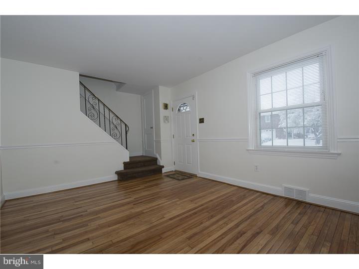 21 Harmil Road Broomall, PA 19008 - Photo 4 of 24 Living Room