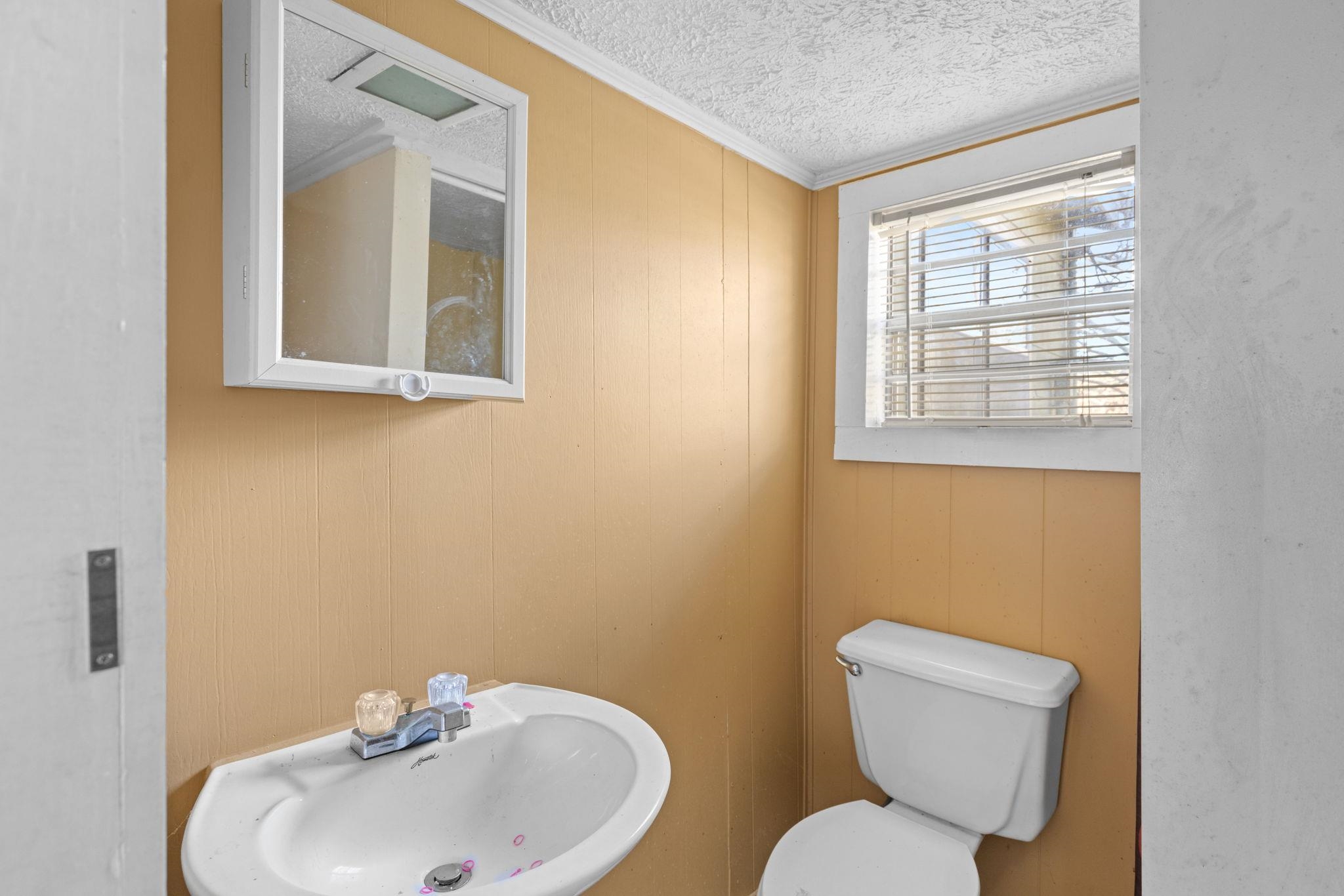 10 County Road 440 Iuka, MS 38852 - Photo 5 of 40 a bathroom with a toilet sink and mirror