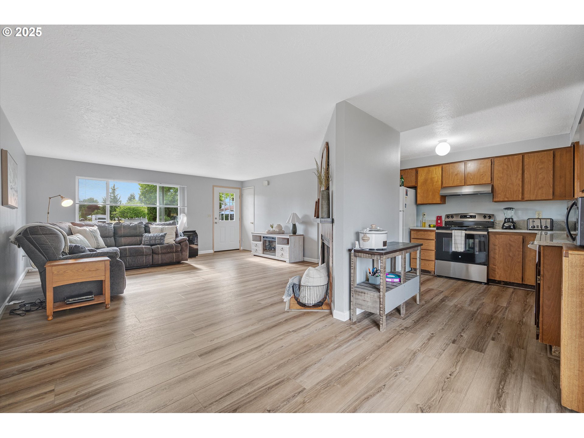 4591 Juliana Loop Southeast Salem, OR 97317 - Photo 10 of 32 a living room with furniture and a wooden floor
