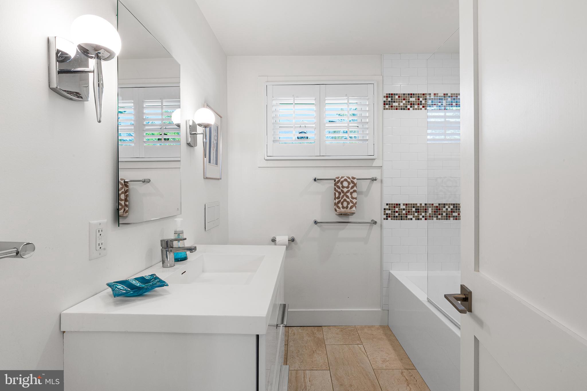 418 School Lane Wayne, PA 19087 - Photo 15 of 27 Full bath