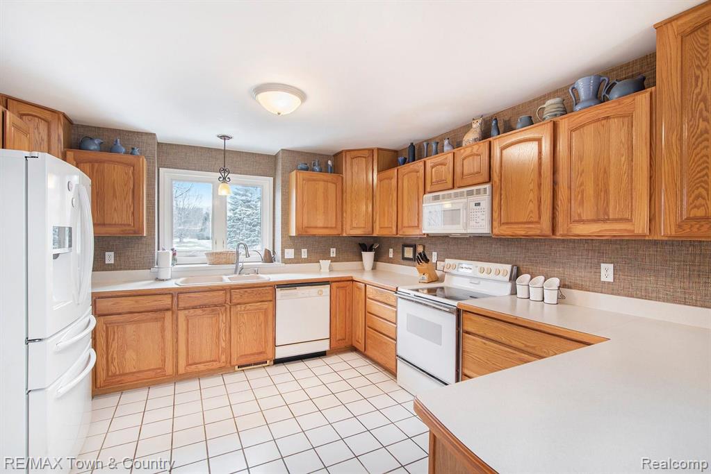 8297 Potter Road Flushing, MI 48433 - Photo 10 of 28