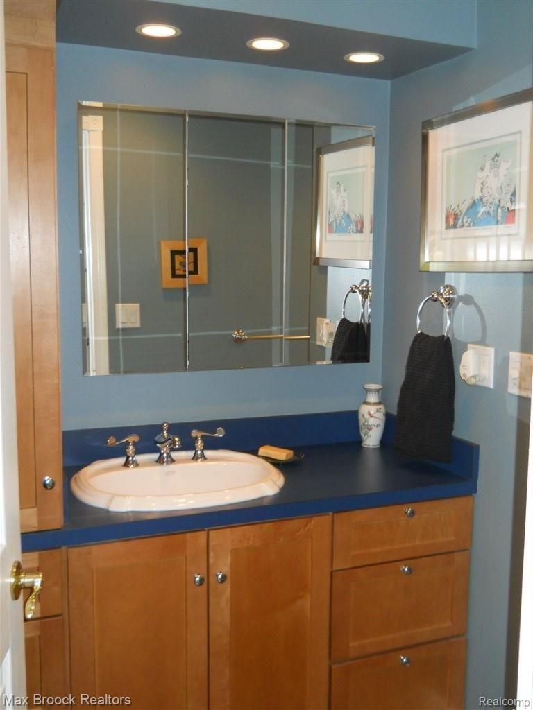 1907 Harvard Road Berkley, MI 48072 - Photo 9 of 19 1st Floor Bath