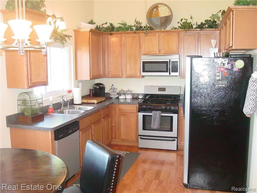 3875 East Commerce Road Commerce Township, MI 48382 - Photo 2 of 29 kitchen with lake view