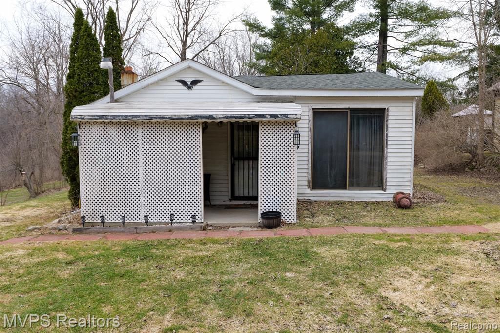 1721 Moffat Road Leonard, MI 48367 - Photo 3 of 38