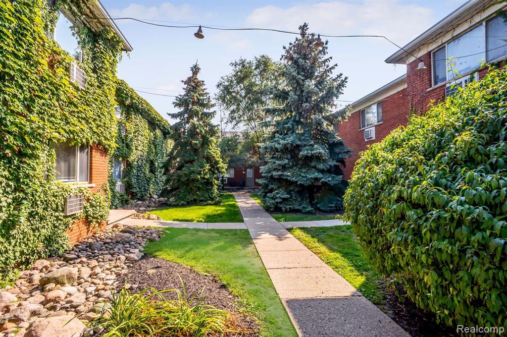 629 West Maple Road, Unit 5 Clawson, MI 48017 - Photo 3 of 14