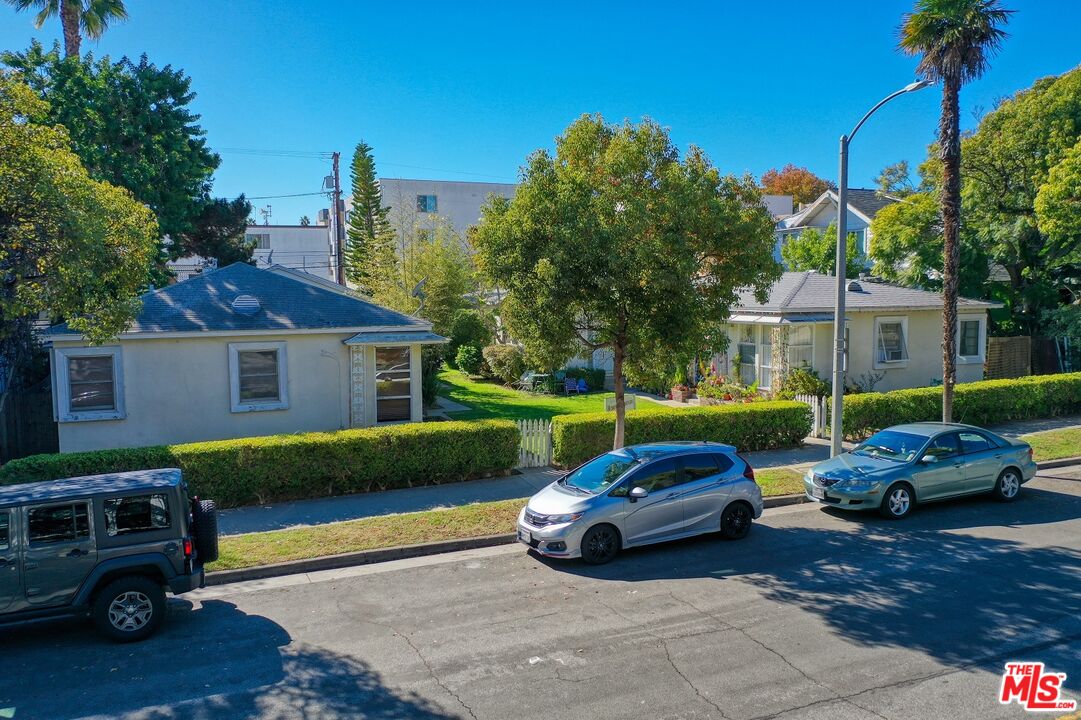814 3rd Street Santa Monica, CA 90403 - Photo 5 of 11 a front view of a house with garden