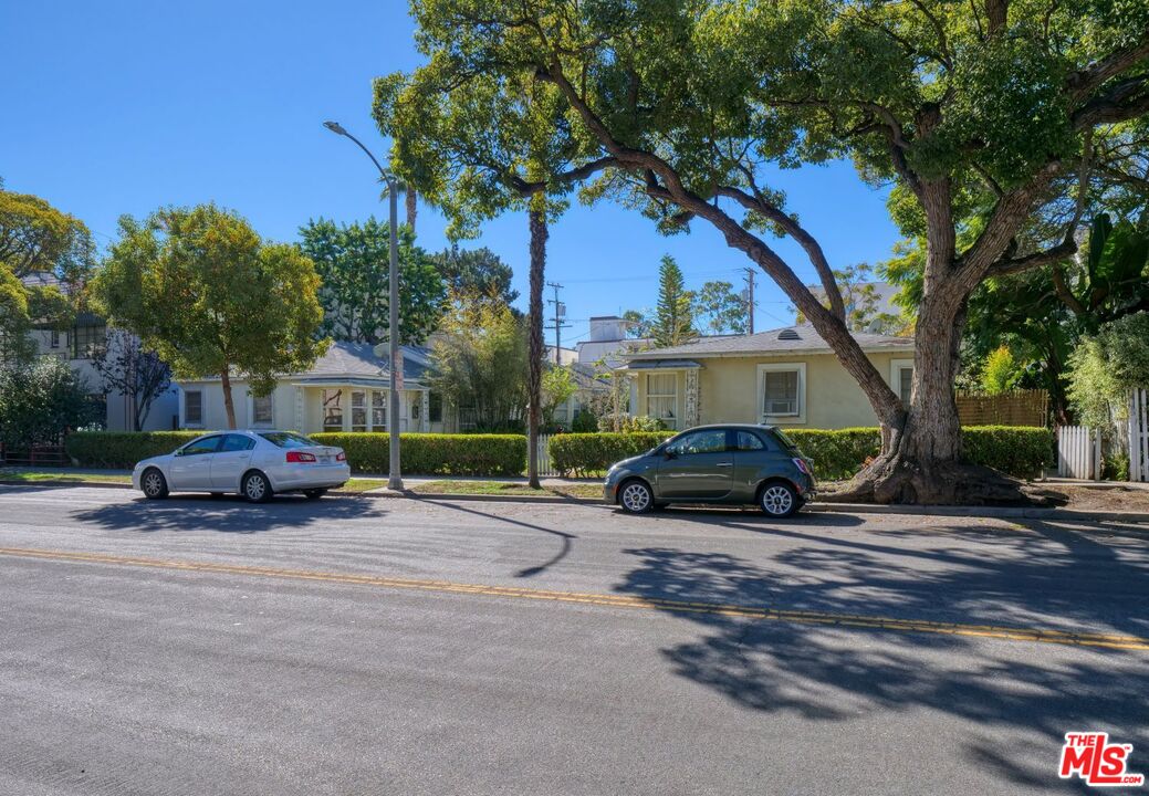 814 3rd Street Santa Monica, CA 90403 - Photo 7 of 11 a car parked in front of a house