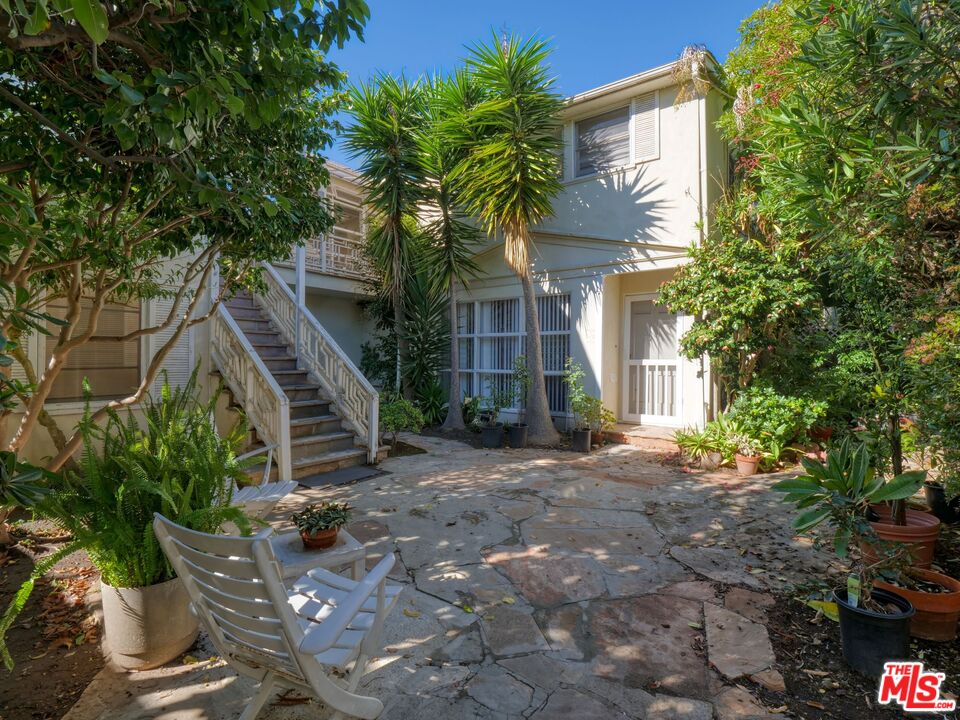 814 3rd Street Santa Monica, CA 90403 - Photo 8 of 11 a view of a house with a street