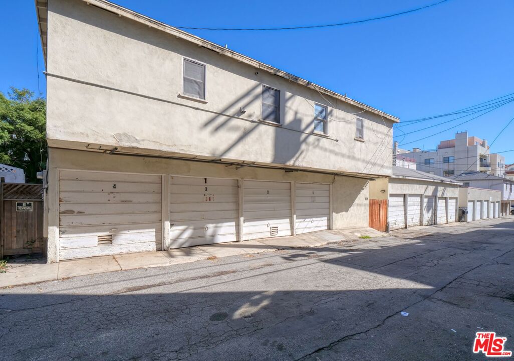 814 3rd Street Santa Monica, CA 90403 - Photo 10 of 11 a view of a house with a street