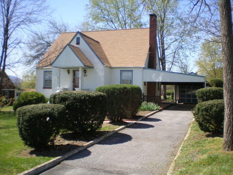 313 Turner Road Salem, VA 24153 - Photo 1 of 15 front view of a house with a yard