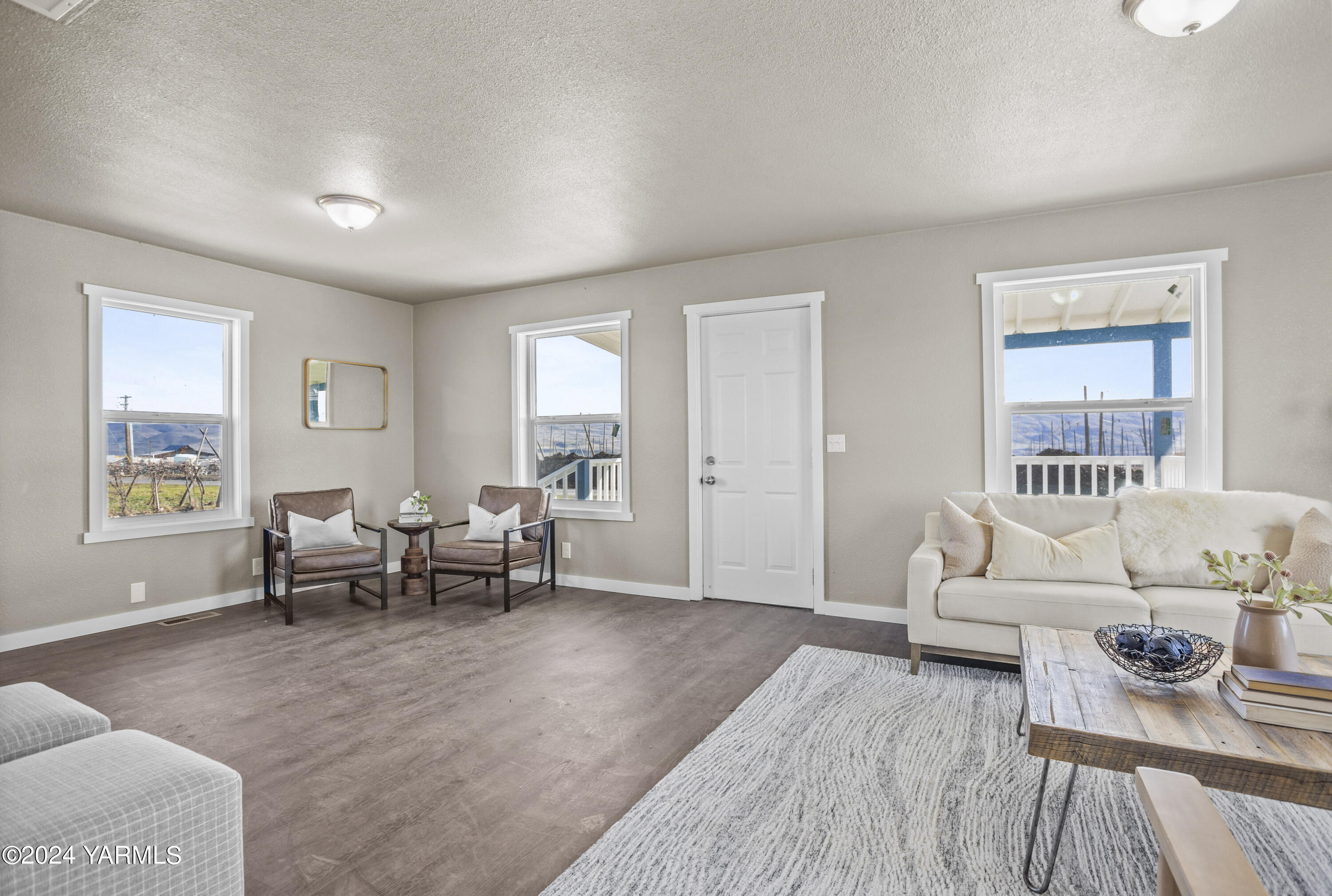 93902 McCreadie Road Prosser, WA 99350 - Photo 8 of 47 a living room with furniture and a window