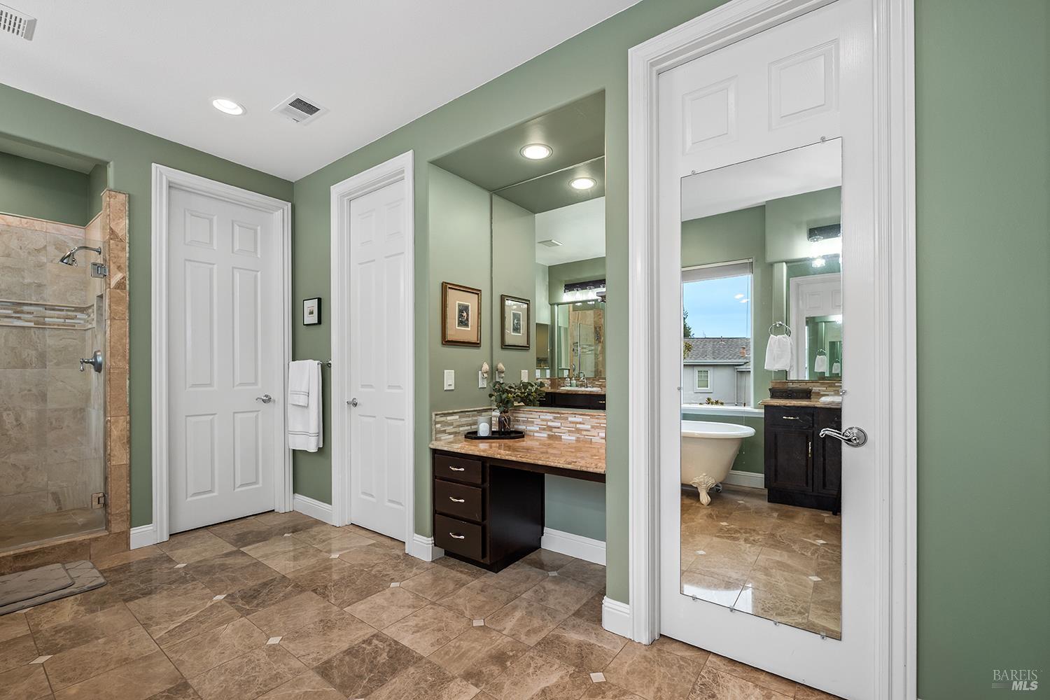 3696 Newbury Court Santa Rosa, CA 95404 - Photo 31 of 59 a view of a bathroom and a tub