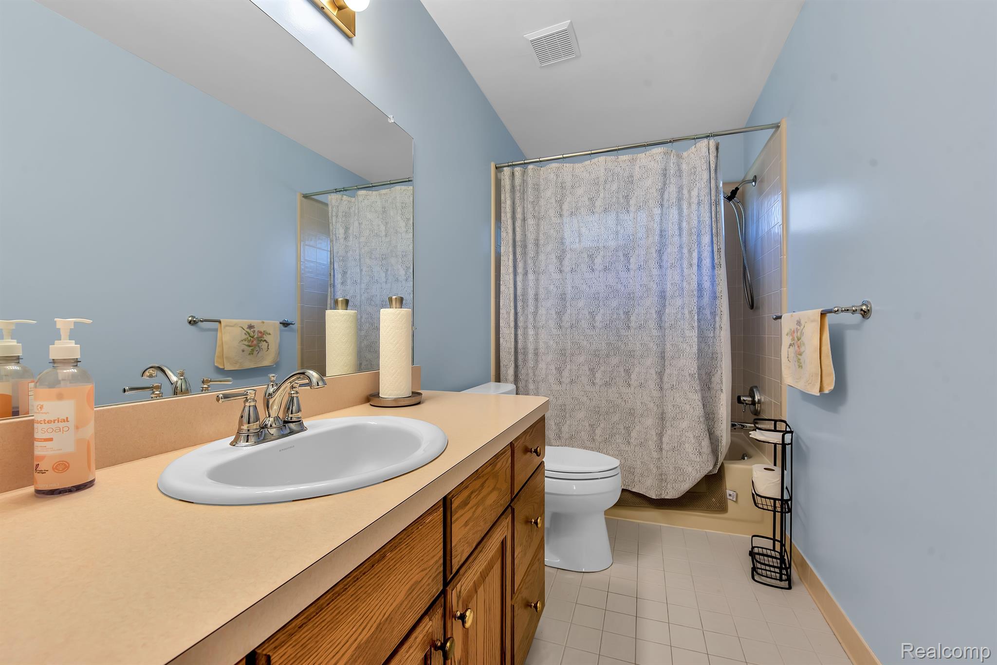 21755 River Ridge Trail Farmington, MI 48335 - Photo 16 of 19 2nd Full Bathroom