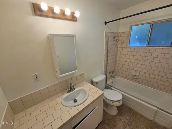 $2,400 | 12246 Oxnard Street, Unit 2, Los Angeles, CA 91606