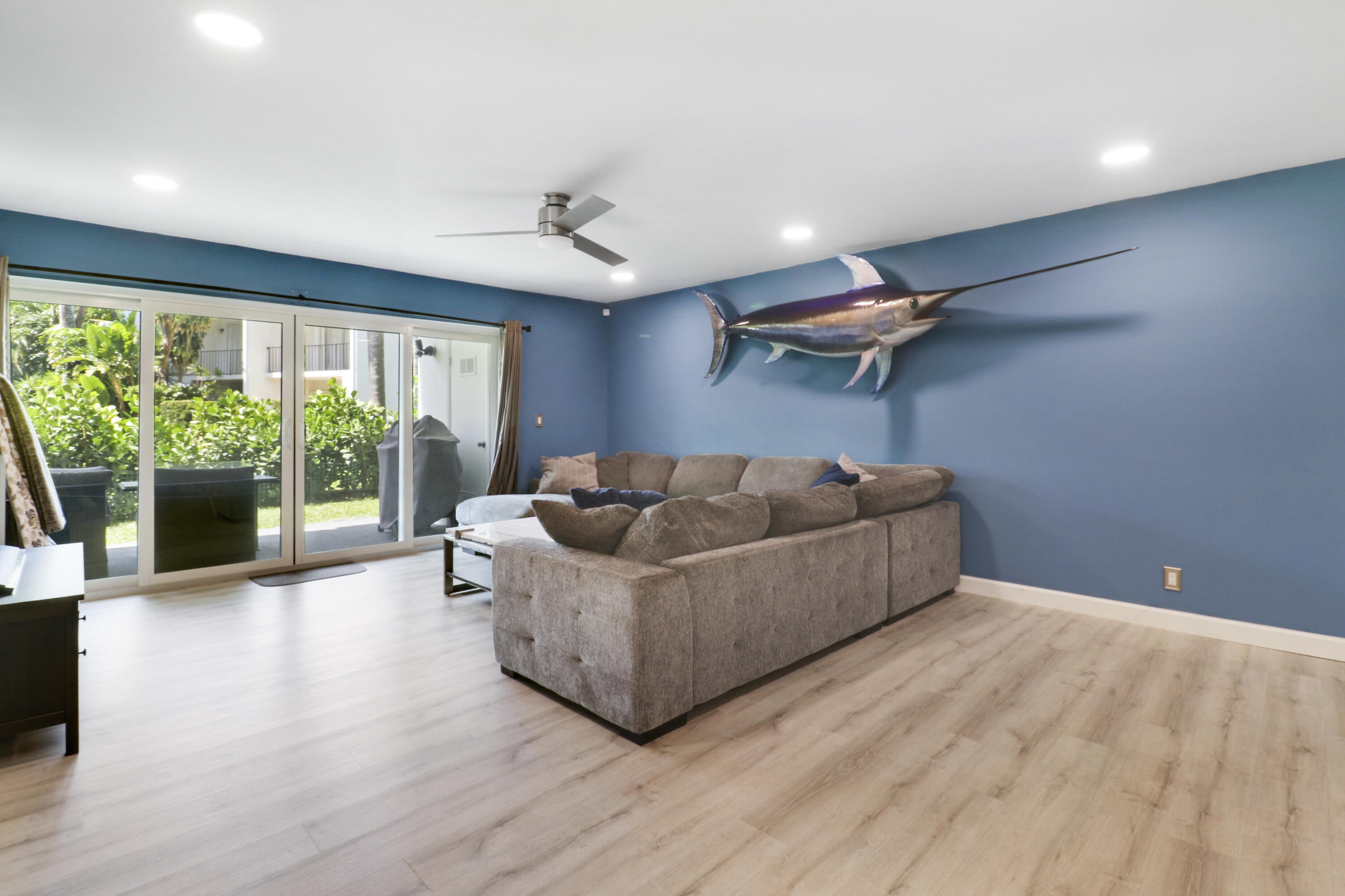 384 Golfview Road, Unit D North Palm Beach, FL 33408 - Photo 8 of 52 Living Room