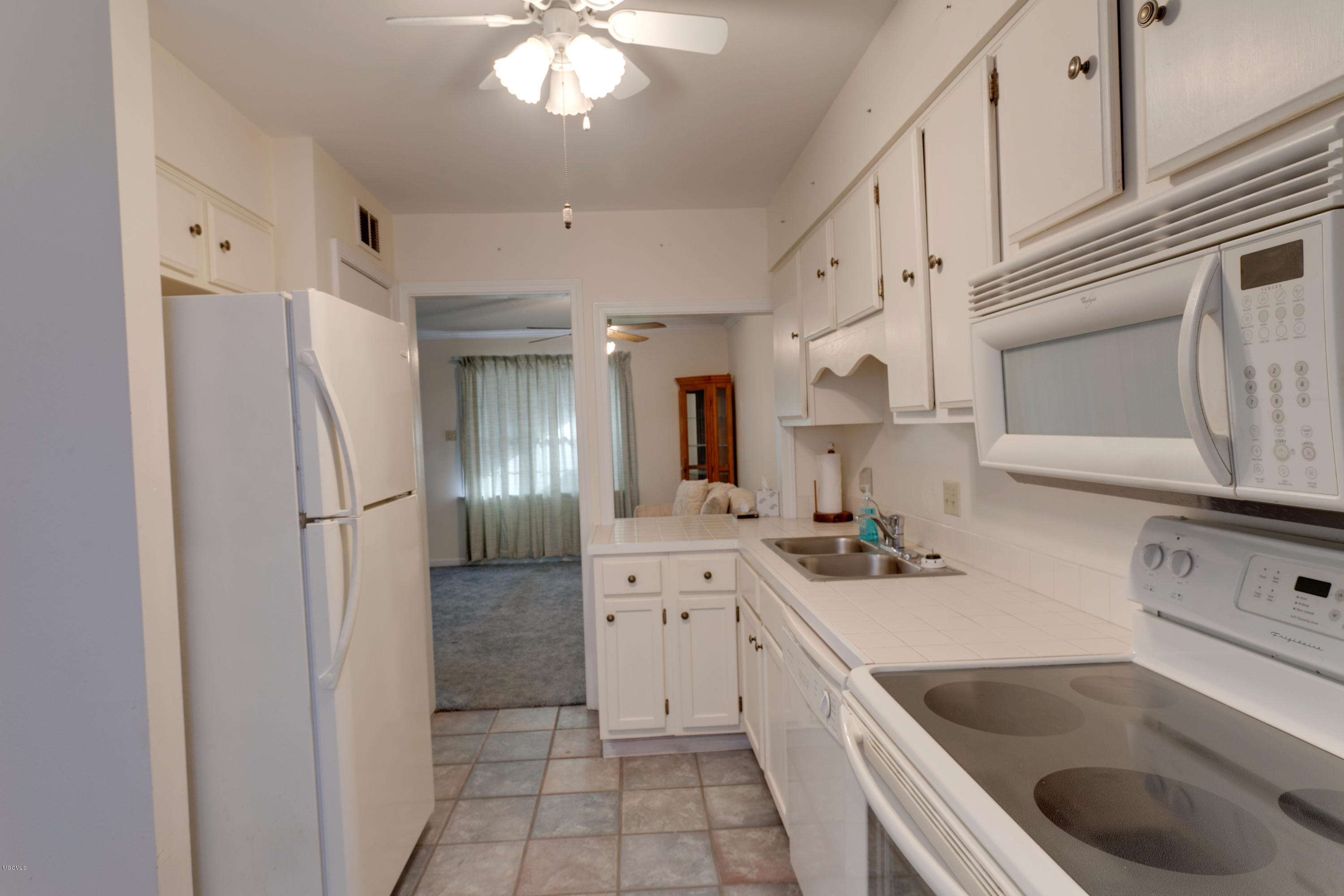 928 Courthouse Road, Unit 31 Gulfport, MS 39507 - Photo 5 of 11 IMG_7567