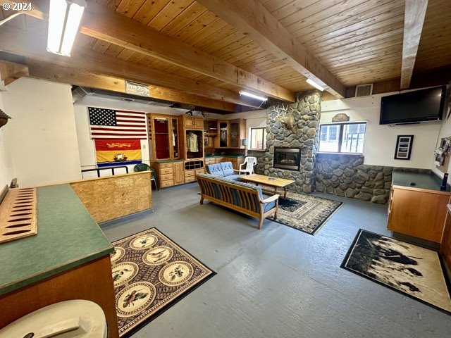 43174 Cupper Creek Road Kimberly, OR 97848 - Photo 21 of 48 a living room with furniture and a flat screen tv