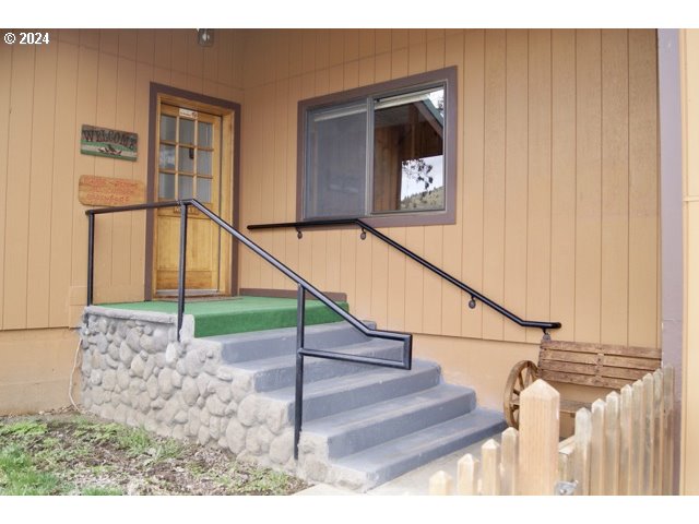 43174 Cupper Creek Road Kimberly, OR 97848 - Photo 4 of 48 a view of entryway