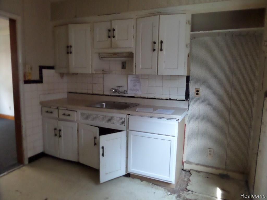 9124 Meyers Road Detroit, MI 48228 - Photo 12 of 22 12-Kitchen.jpg