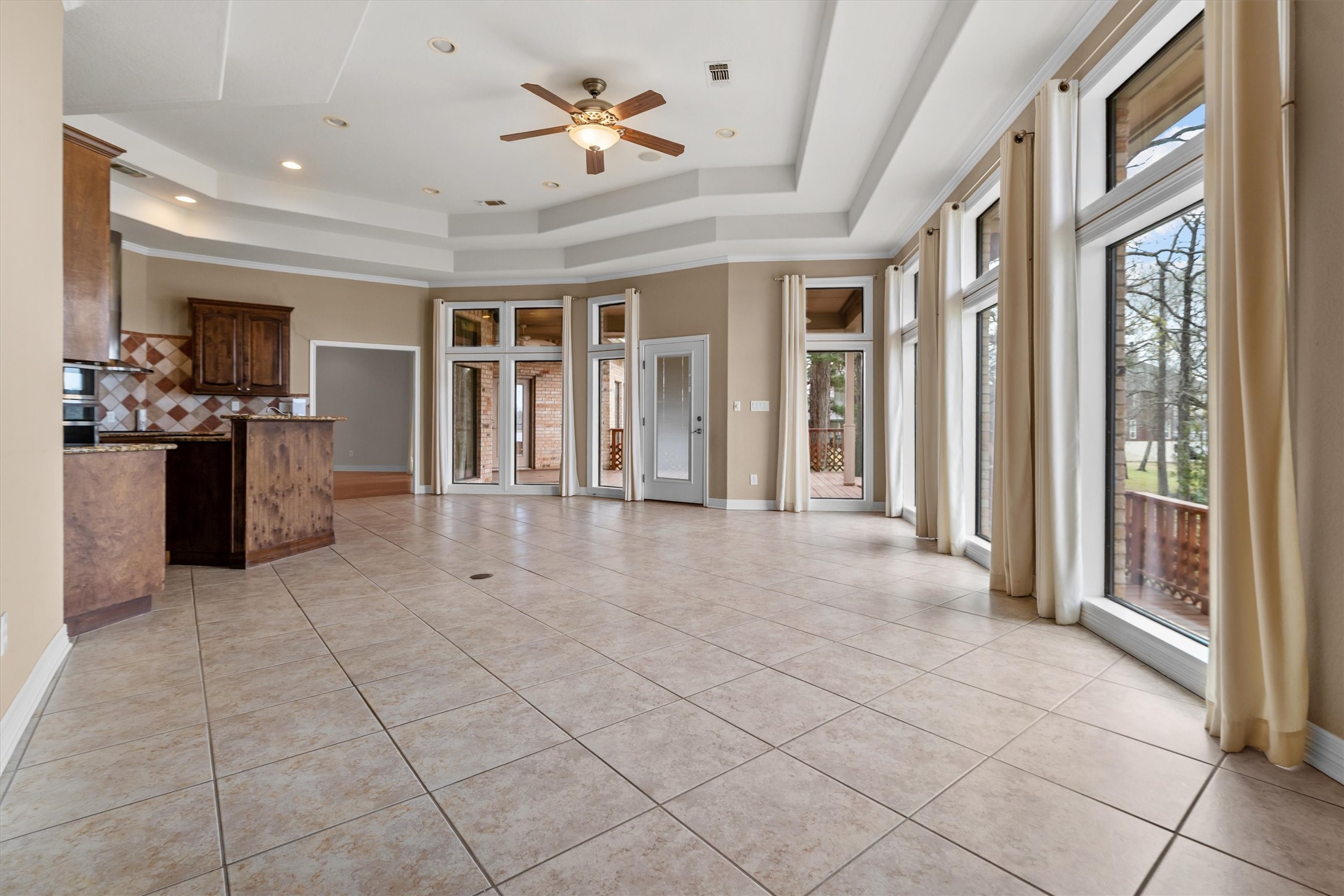 341 Lakeview Drive Grapeland, TX 75844 - Photo 11 of 31 a view of a entryway with furniture