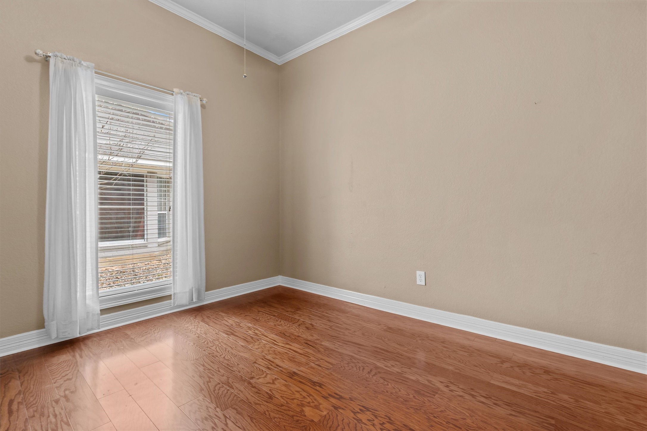 341 Lakeview Drive Grapeland, TX 75844 - Photo 18 of 31 an empty room with wooden floor and windows