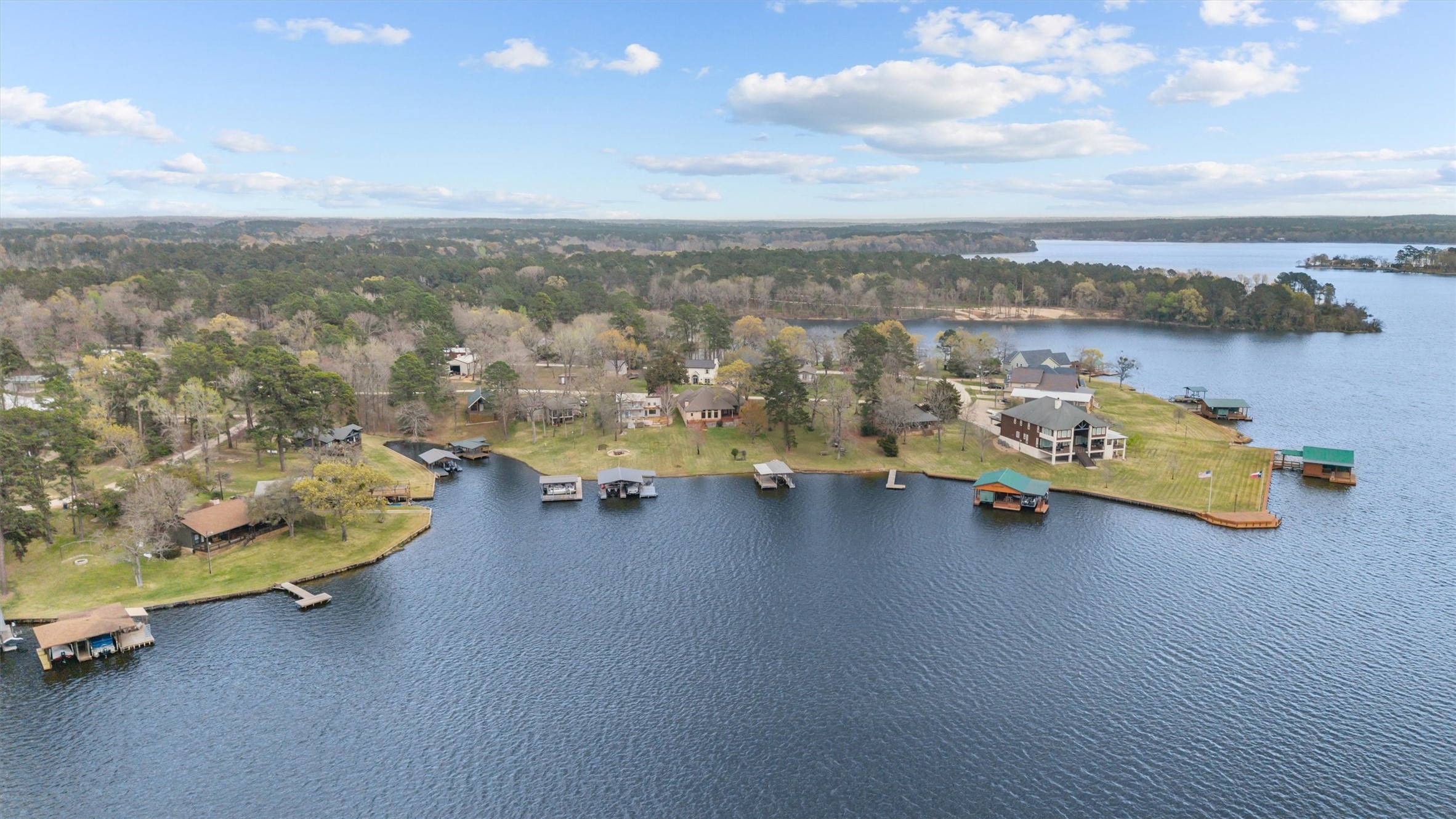 341 Lakeview Drive Grapeland, TX 75844 - Photo 3 of 31 an ocean beach with an outdoor seating