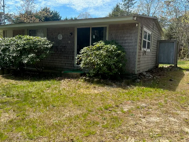 a view of a house with a yard