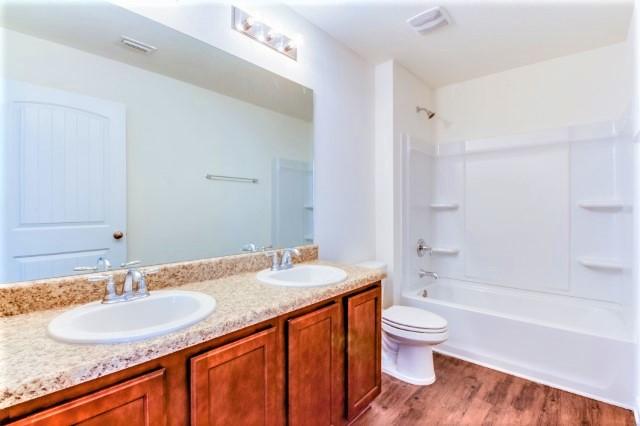 708 Widgeon Way Crestview, FL 32539 - Photo 13 of 18 Elle bathroom 2