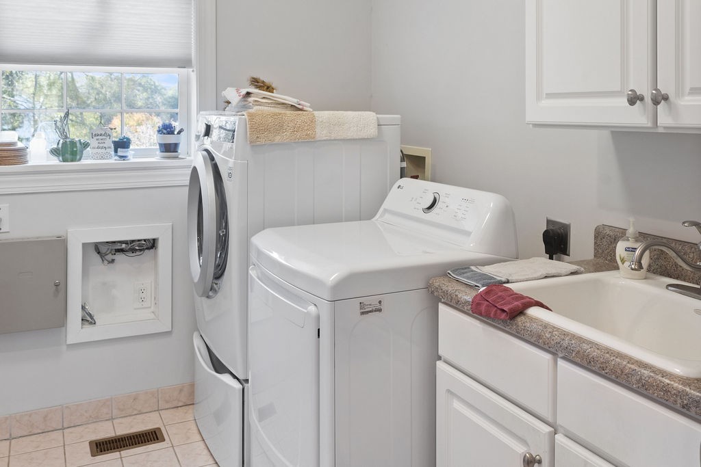 758 Holt Road Lebanon, TN 37087 - Photo 14 of 55 a utility room with dryer and washer