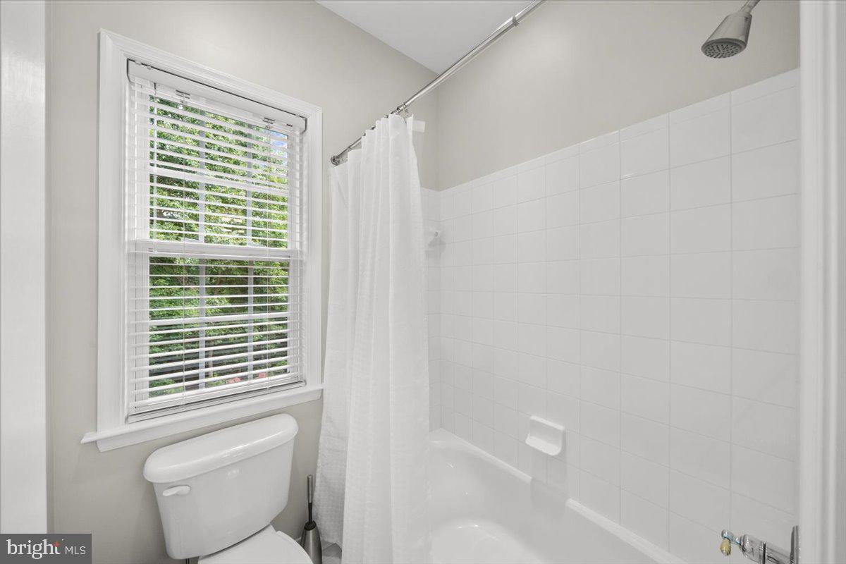 7136 Ayers Meadow Lane Springfield, VA 22150 - Photo 31 of 53 Shower Tub Combo