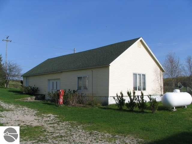 8948 45 Road Cadillac, MI 49601 - Photo 7 of 9 1662572-6.JPG