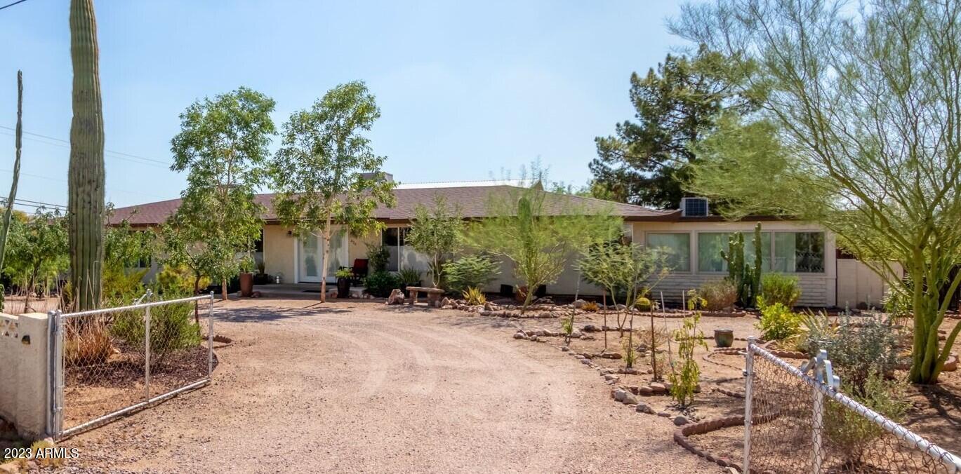 820 North Mountain View Road Apache Junction, AZ 85119 - Photo 2 of 37 Mt View driveway1