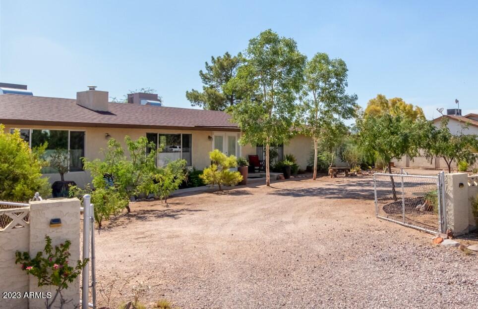 820 North Mountain View Road Apache Junction, AZ 85119 - Photo 3 of 37 820 n mt view driveway