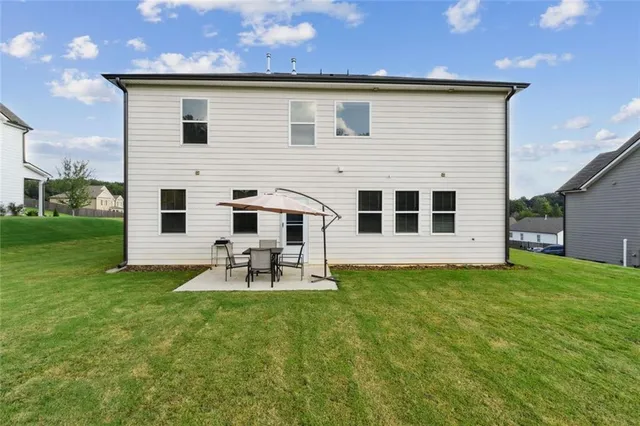 a view of a house with backyard