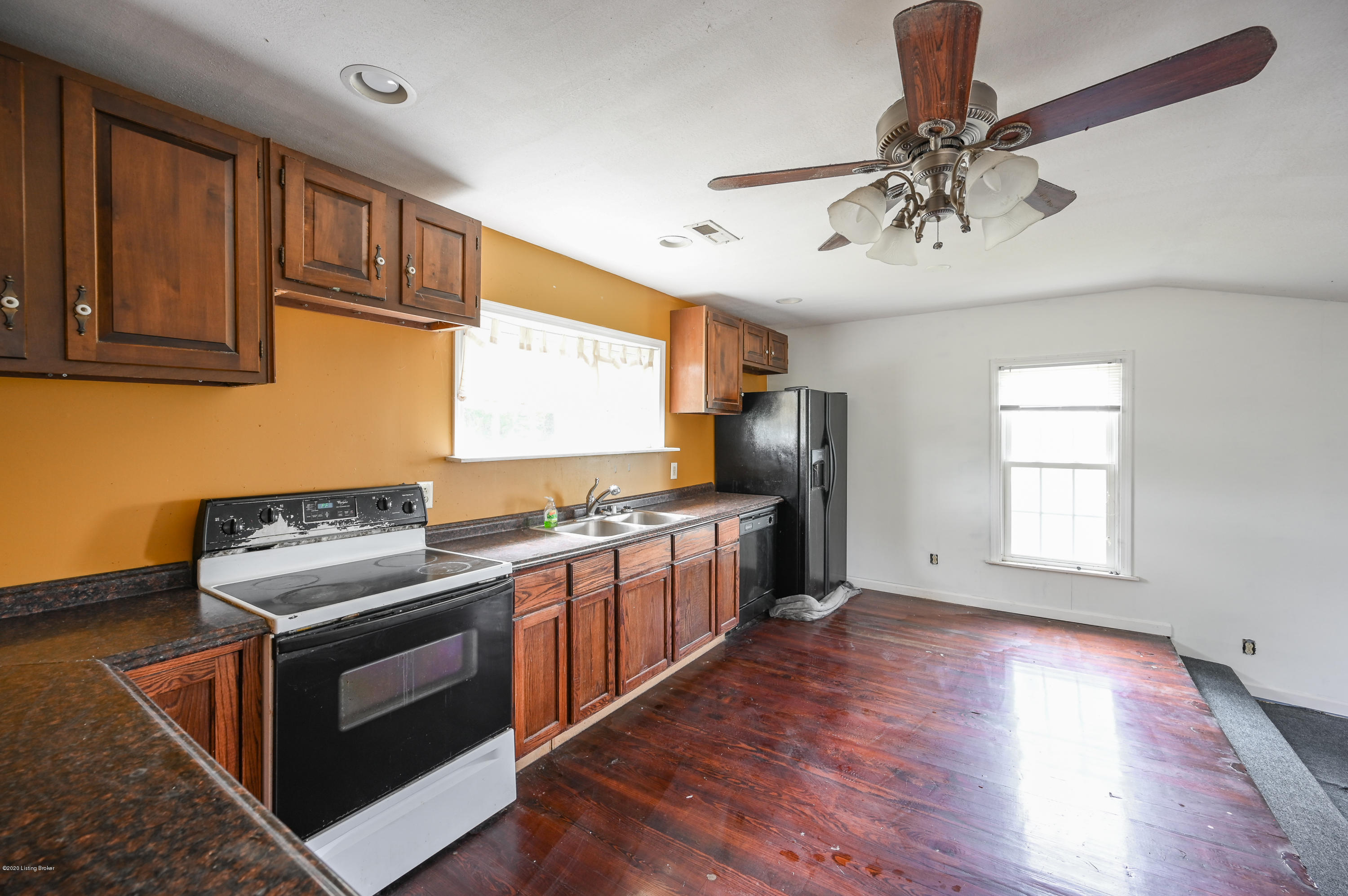 54 Bennett Road Buffalo, KY 42716 - Photo 17 of 28 Kitchen and Dining Area