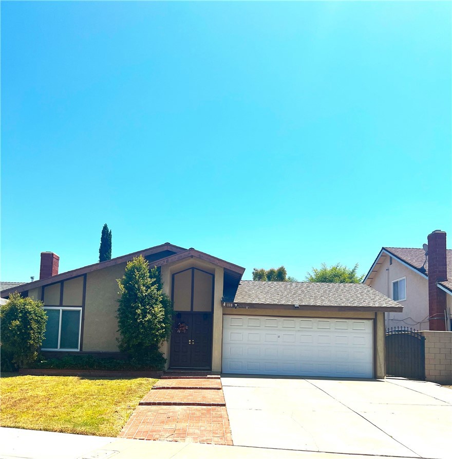 a view of a back yard