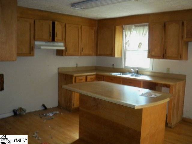 171 Woodland Road Marietta, SC 29661 - Photo 3 of 18