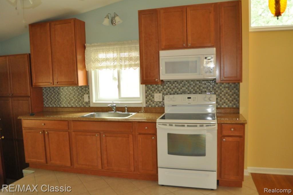 17715 Rougeway Street Livonia, MI 48152 - Photo 9 of 34 17715 Rougeway (52).jpg