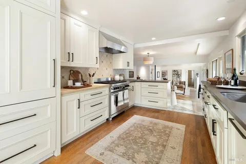 $2,985,000 | 330 Chiquita Road, Healdsburg, CA 95448