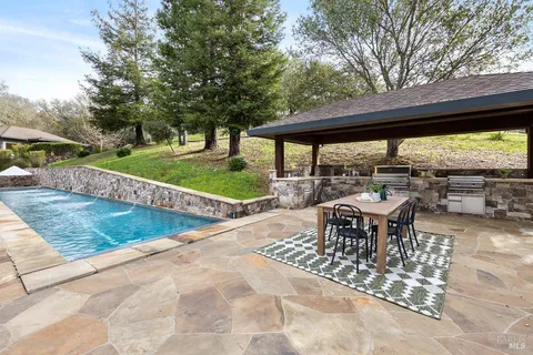 $2,985,000 | 330 Chiquita Road, Healdsburg, CA 95448