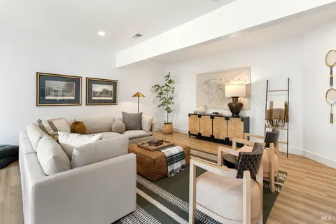 $2,985,000 | 330 Chiquita Road, Healdsburg, CA 95448