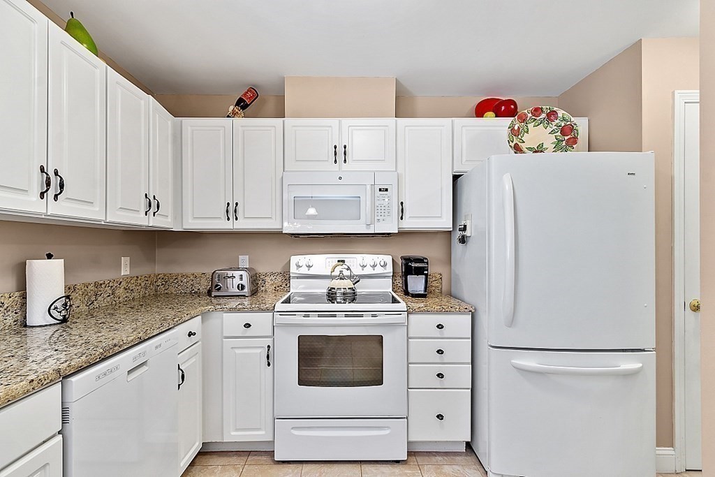 407 Gazebo Circle, Unit 407 Reading, MA 01867 - Photo 11 of 39