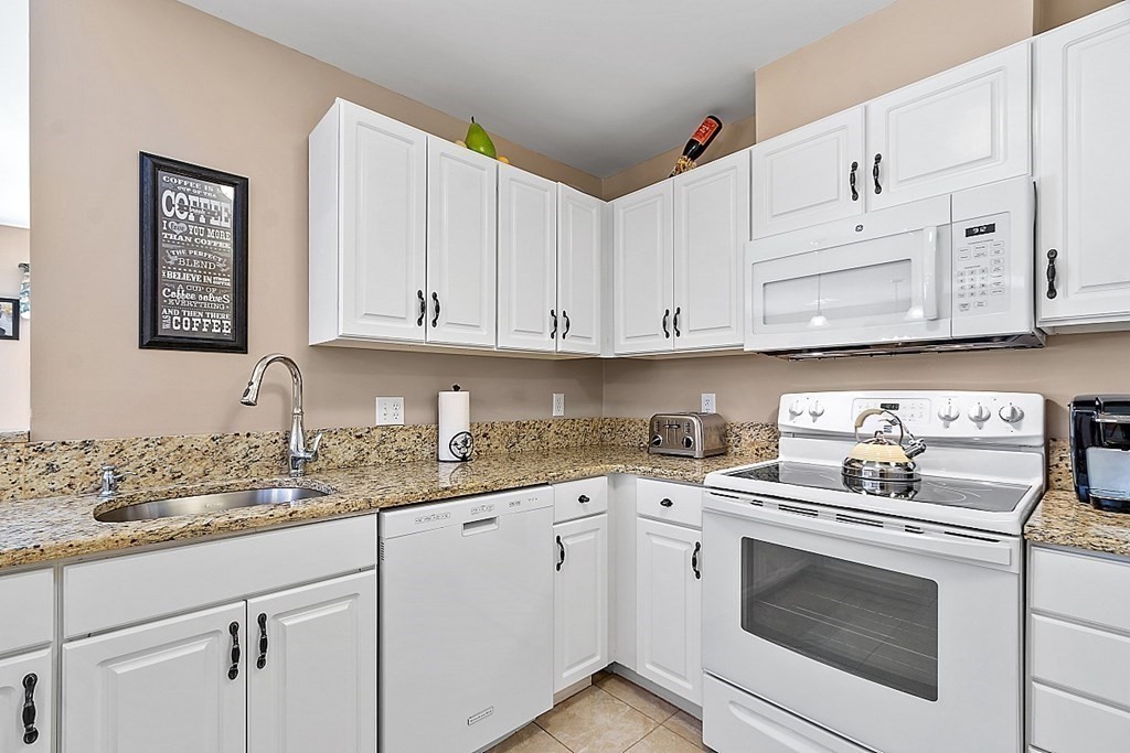 407 Gazebo Circle, Unit 407 Reading, MA 01867 - Photo 13 of 39