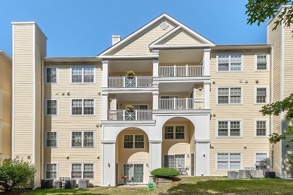 407 Gazebo Circle, Unit 407 Reading, MA 01867 - Photo 4 of 39