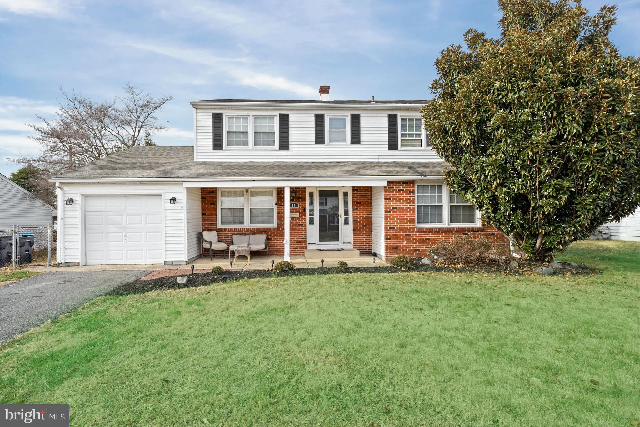 18 George Read Road New Castle, DE 19720 - Photo 2 of 40 front view of a house with a yard
