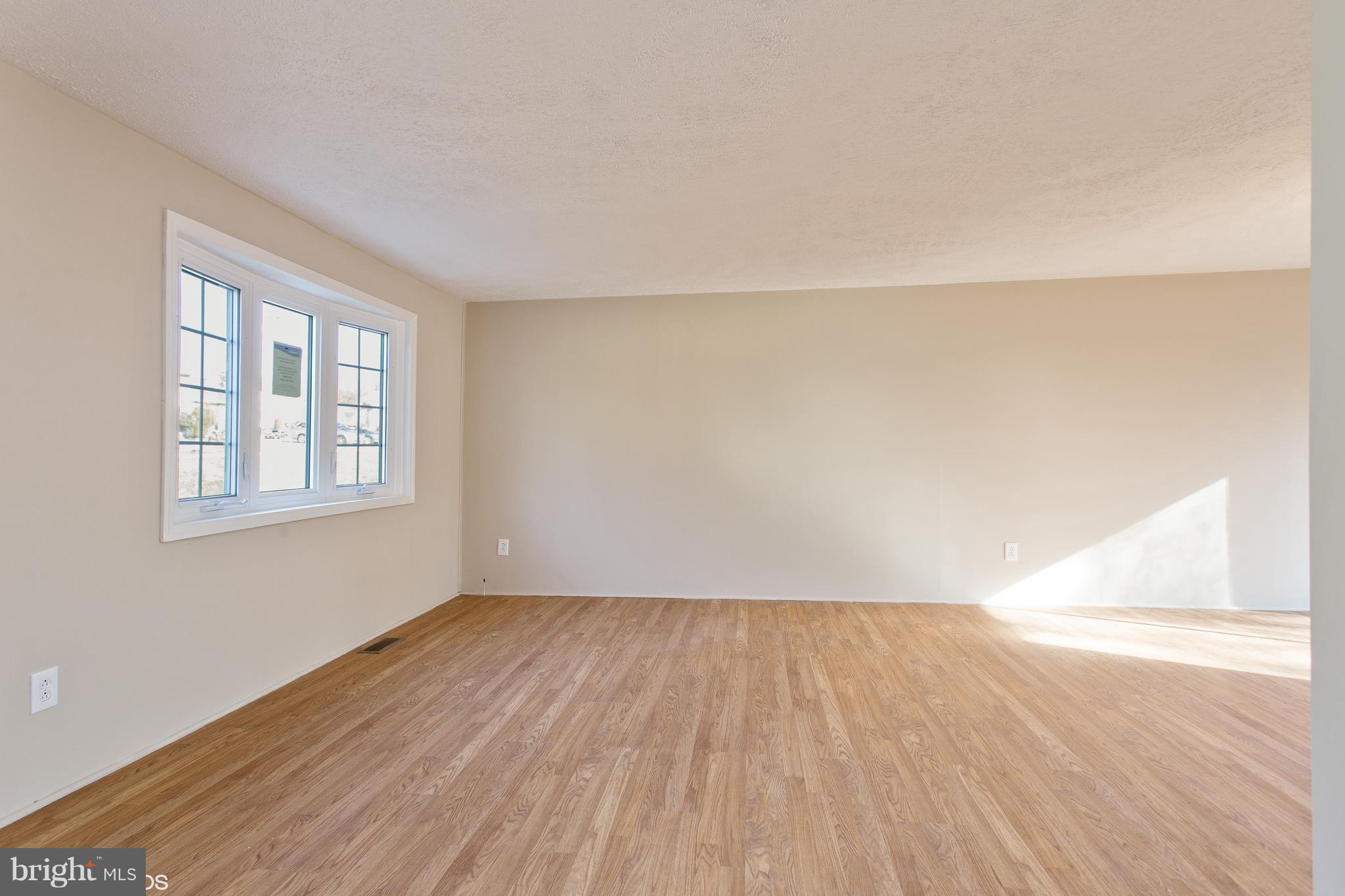 7313 Inwood Avenue Baltimore, MD 21228 - Photo 2 of 27 Living Room
