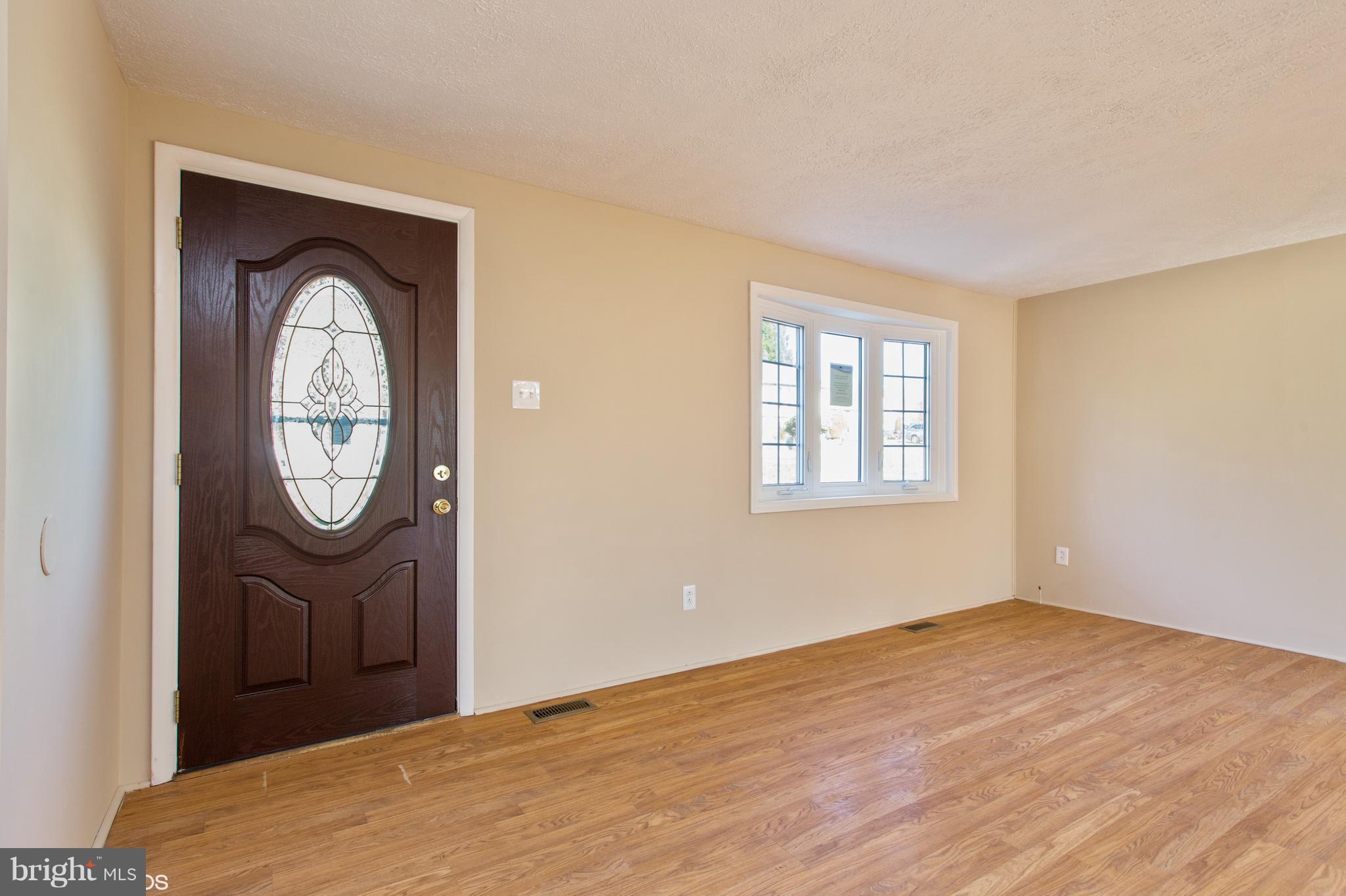 7313 Inwood Avenue Baltimore, MD 21228 - Photo 4 of 27 Living Room